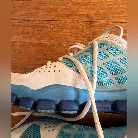 REEBOK custom-designed low sneaker, barely worn, size 8. - Picture 9 of 10